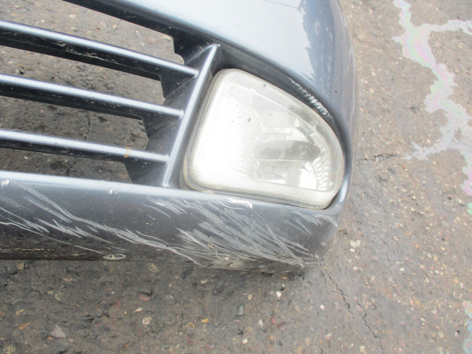 CHRYSLER VOYAGER 2000 FRONT BUMPER COMPLETE GREY DAMGED