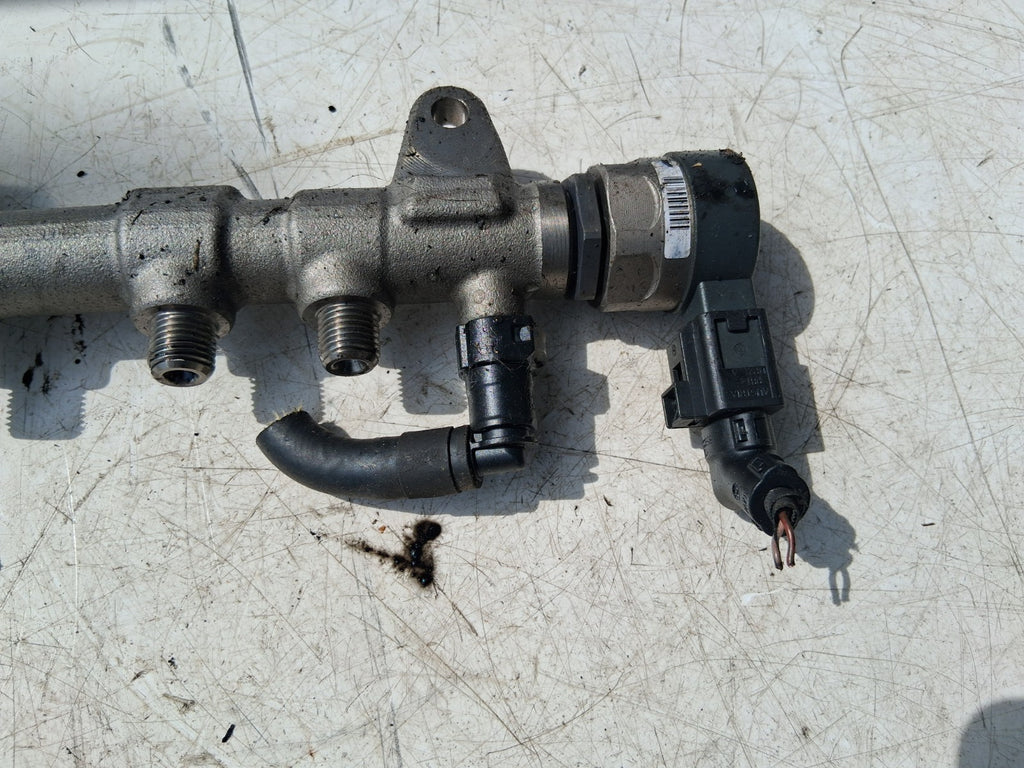2018 BMW X1 F48 2.0 DIESEL INJECTOR FUEL RAIL
