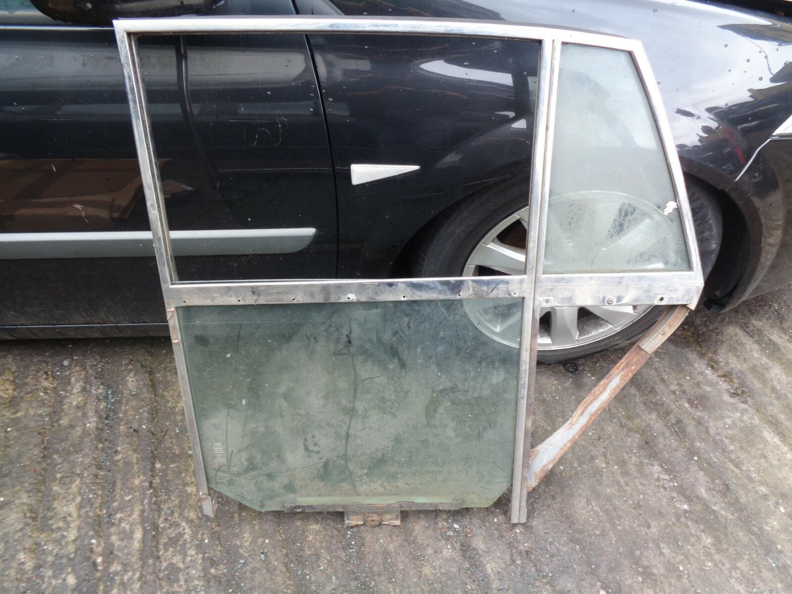 BMC AUSTIN LEYLAND MORRIS 420 FG 6 CYLINDER PETROL GLASS IN STEEL FRAME