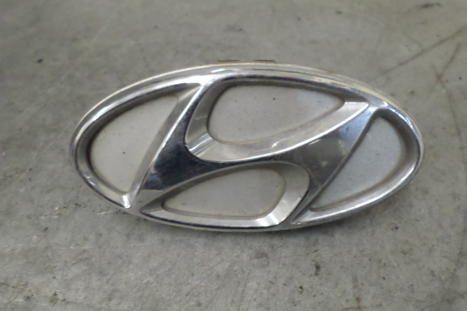 HYUNDAI i30 GD MK2 2016 TAILGATE BOOT BOOTLID GARNISH BADGE EMBLEM 87311-A6000