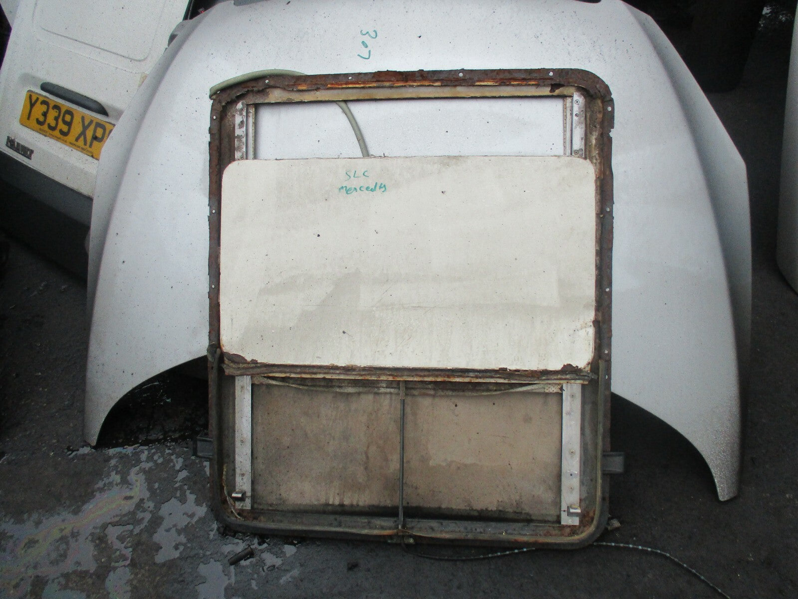 MERCEDES SLC CLASS C107 SUN ROOF CREAM