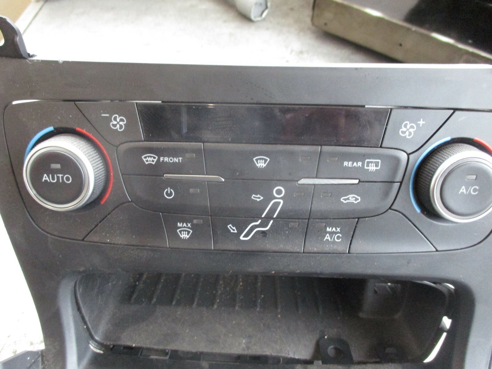 FORD FOCUS MK3 HEATER CONTROL SWITCHES & GEAR STICK SURROUND TRIM F1ET18C612BF