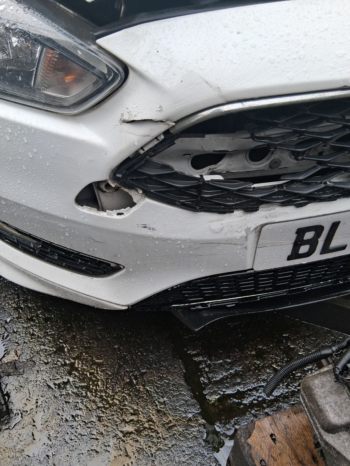 2017 FORD FOCUS MK3 ST LINE COMPLETE FRONT BUMPER WITH FOG GRILL BADGE GRILLE