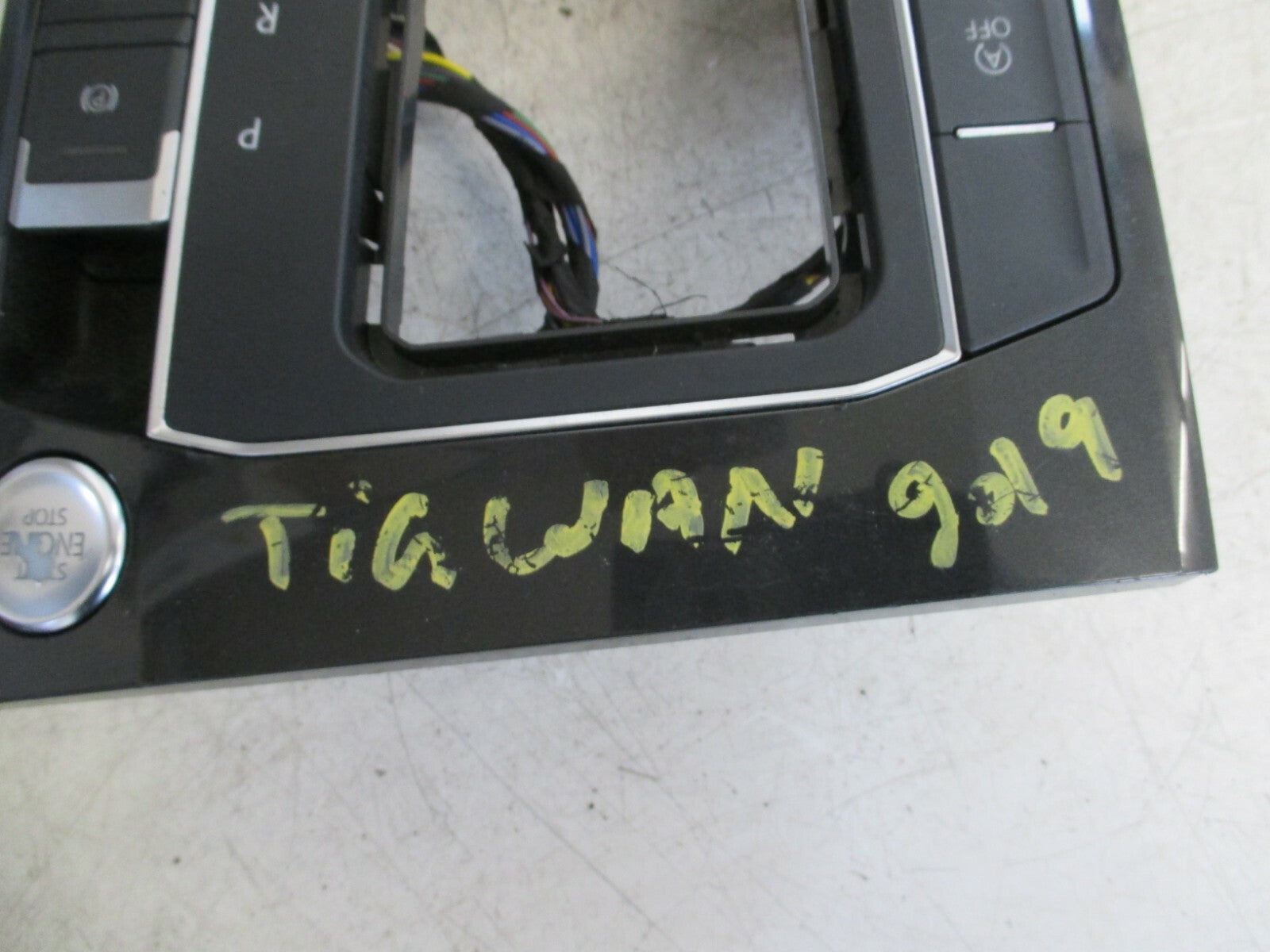 VOLKSWAGEN TIGUAN MK2 2019 CENTRE CONSOLE GEAR SELECTOR SURROUND 5NC713203