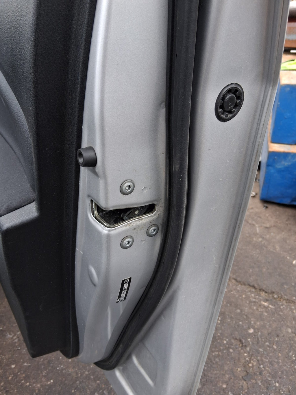 TOYOTA YARIS MK3 2019 OSF DRIVER SIDE FRONT DOOR LOCK MECHANISM