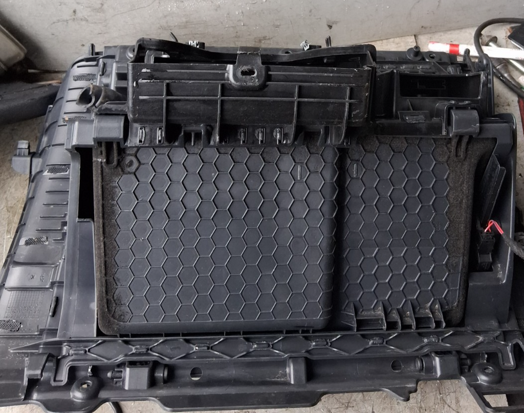 2019 VW VOLKSWAGEN GOLF FRONT DASHBOARD GLOVEBOX 5G2857097