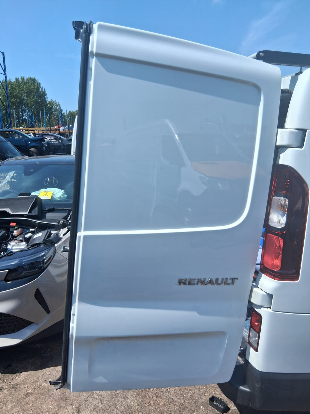2025 RENAULT TRAFIC X82 MK3 OSR DRIVER SIDE REAR RIGHT COMPLETE DOOR WHITE
