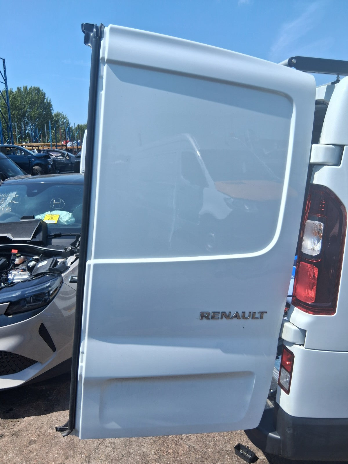2025 RENAULT TRAFIC X82 MK3 OSR DRIVER SIDE REAR RIGHT COMPLETE DOOR WHITE