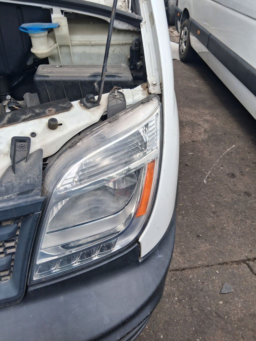 2020 SAIC LDV V80 NSF PASSENGER SIDE FRONT LEFT HEADLIGHT HEAD LAMP