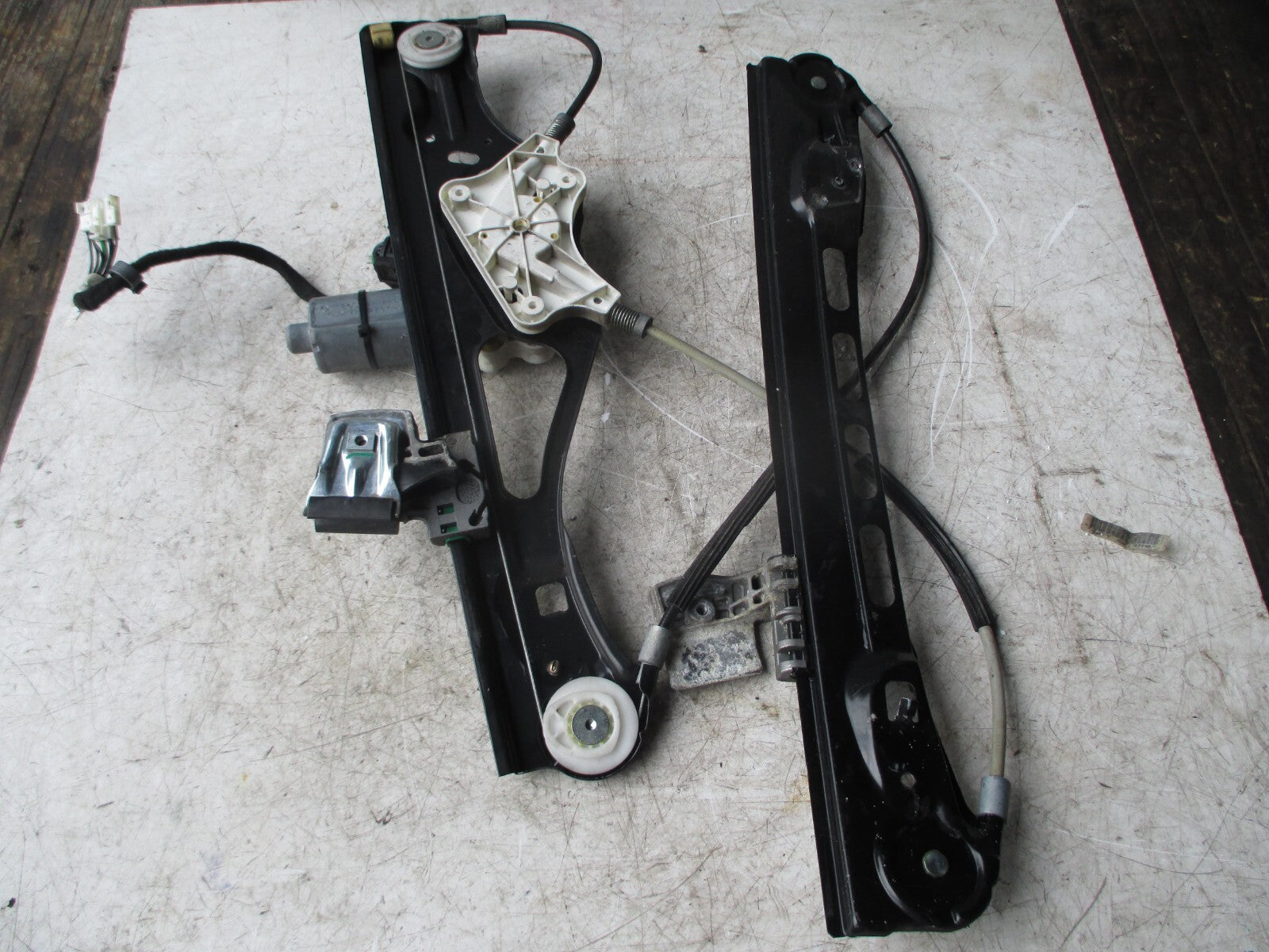 MERCEDES BENZ E CLASS W211 2003 DRIVER SIDE WINDOW MOTOR REGULATOR A2117200246