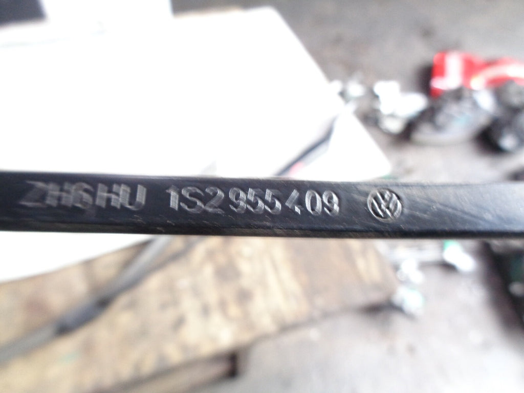 VW VOLKSWAGEN UP 2017 FRONT WIPER ARM PAIR 1S2 955 409