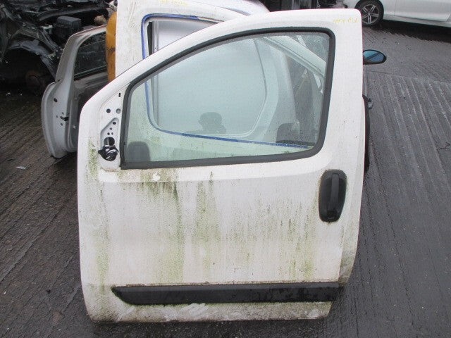 2013 FIAT DOBLO NSF PASSENGER SIDE COMPLETE FRONT DOOR WHITE