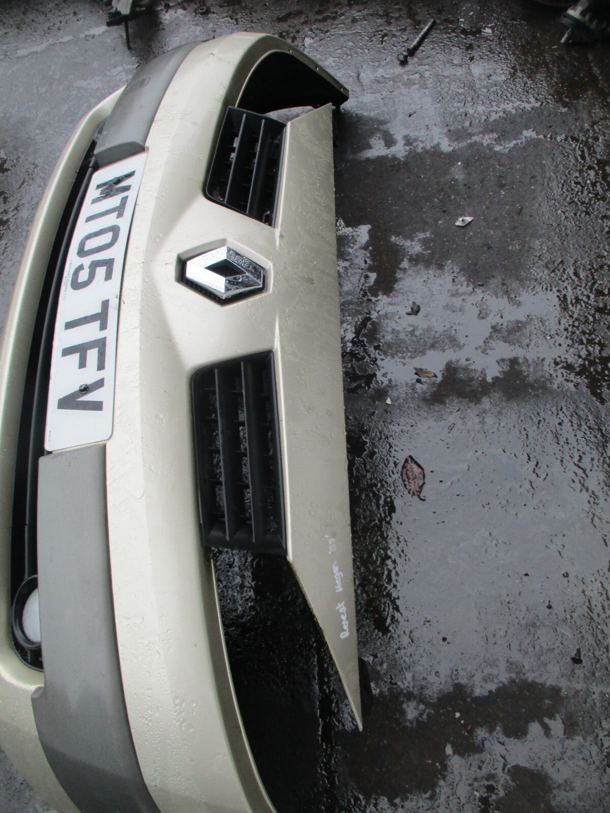 2005 RENAULT MEGANE MK2 FRONT  COMPLETE BUMPER GOLDEN