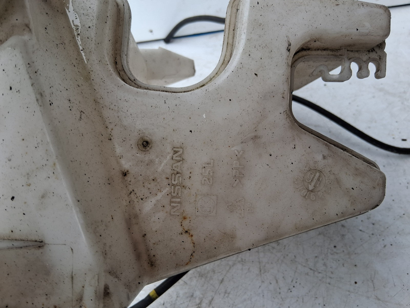 2016 NISSAN JUKE F15 FRONT WINDSCREEN WASHER BOTTLE RESERVOIR