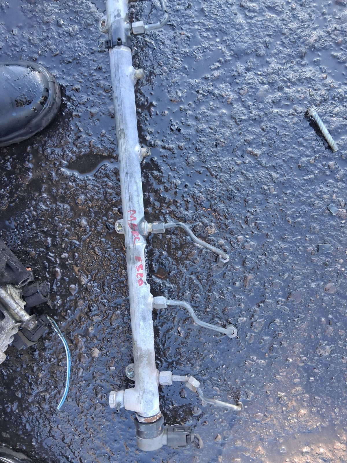2004 MERCEDES BENZ E CLASS W211 E320 DIESEL INJECTOR RAIL A6130700195