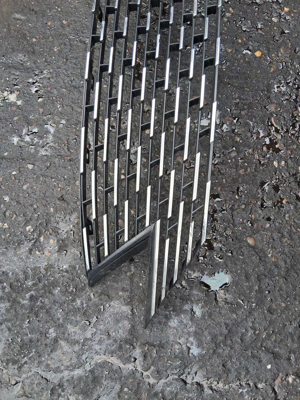 2023 PEUGEOT 5008 MK2 FRONT RADIATOR BADGE UPPER GRILL