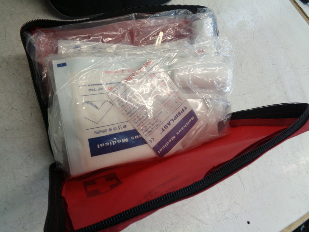 AUDI A1 SPORT 8X 2015 BAG CLEANING KIT AND FIRST AID KIT