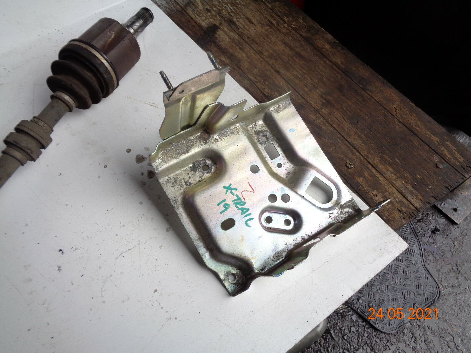 NISSAN X TRAIL MK3 T32 2019 1.7 DIESEL METAL BATTERY TRAY ASSEMBLY MOUNT PLATE
