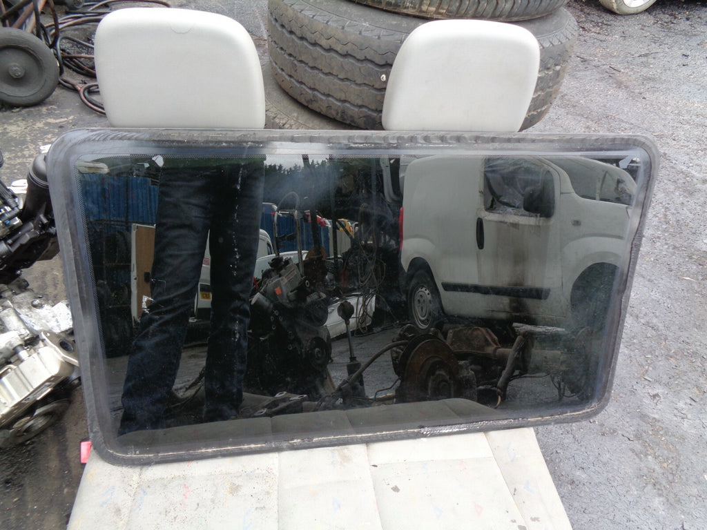 VW VOLKSWAGEN LT 35 2006 OS DRIVERS SIDE REAR DROP DOOR GLASS