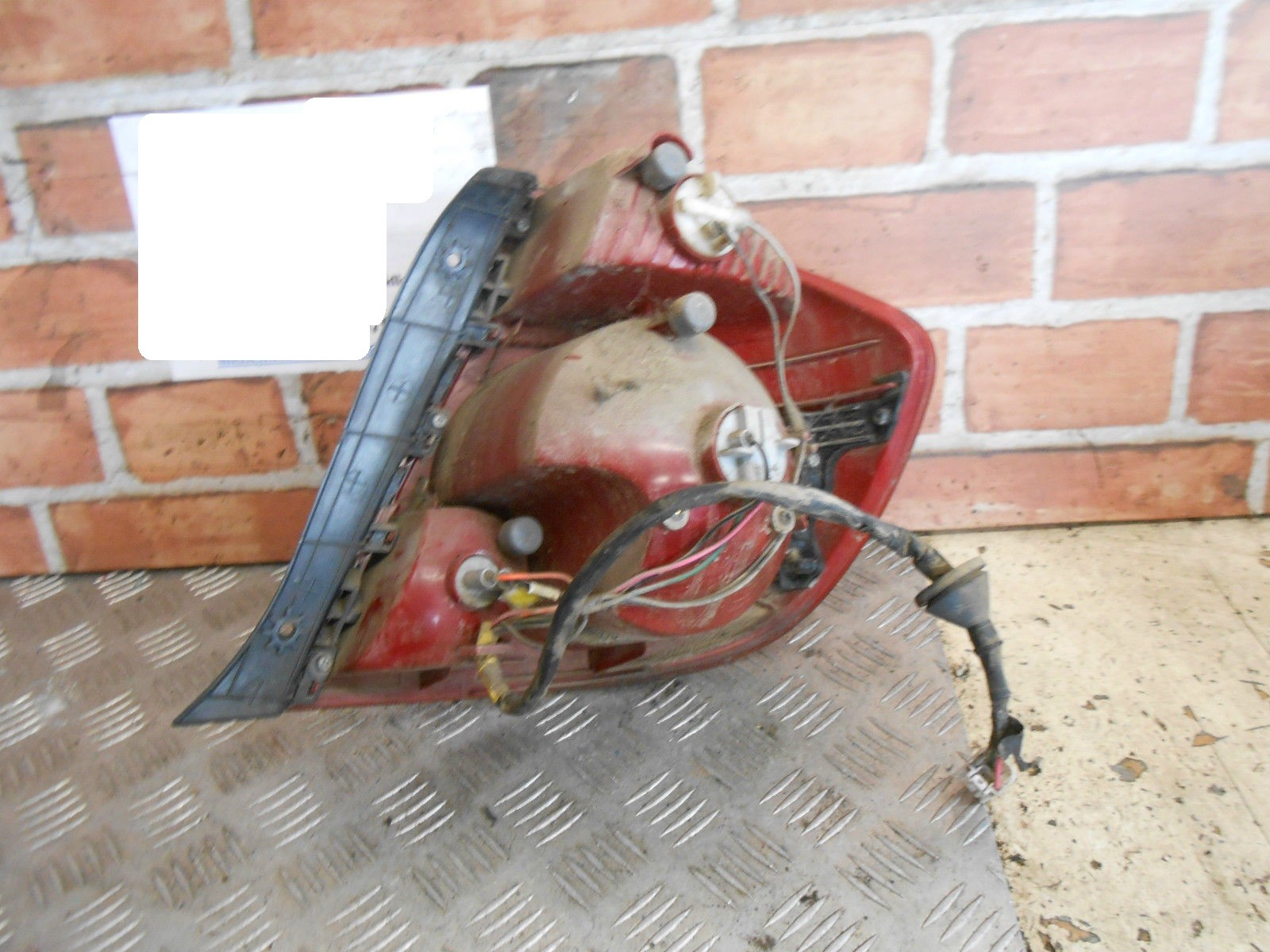 HYUNDAI ACCENT 2003 NSR PASSENGER SIDE REAR BRAKE LIGHT CLUSTER 92401-257
