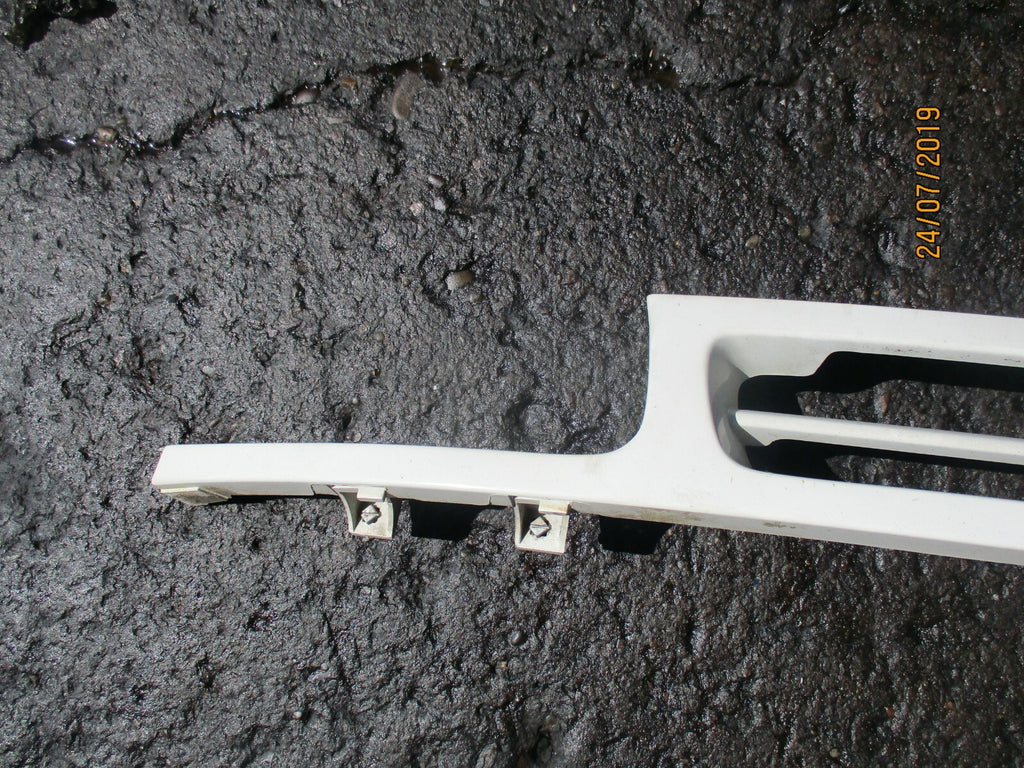 NISSAN MICRA MK3 FRONT BUMPER GRILL & EMBLEM BADGE WHITE