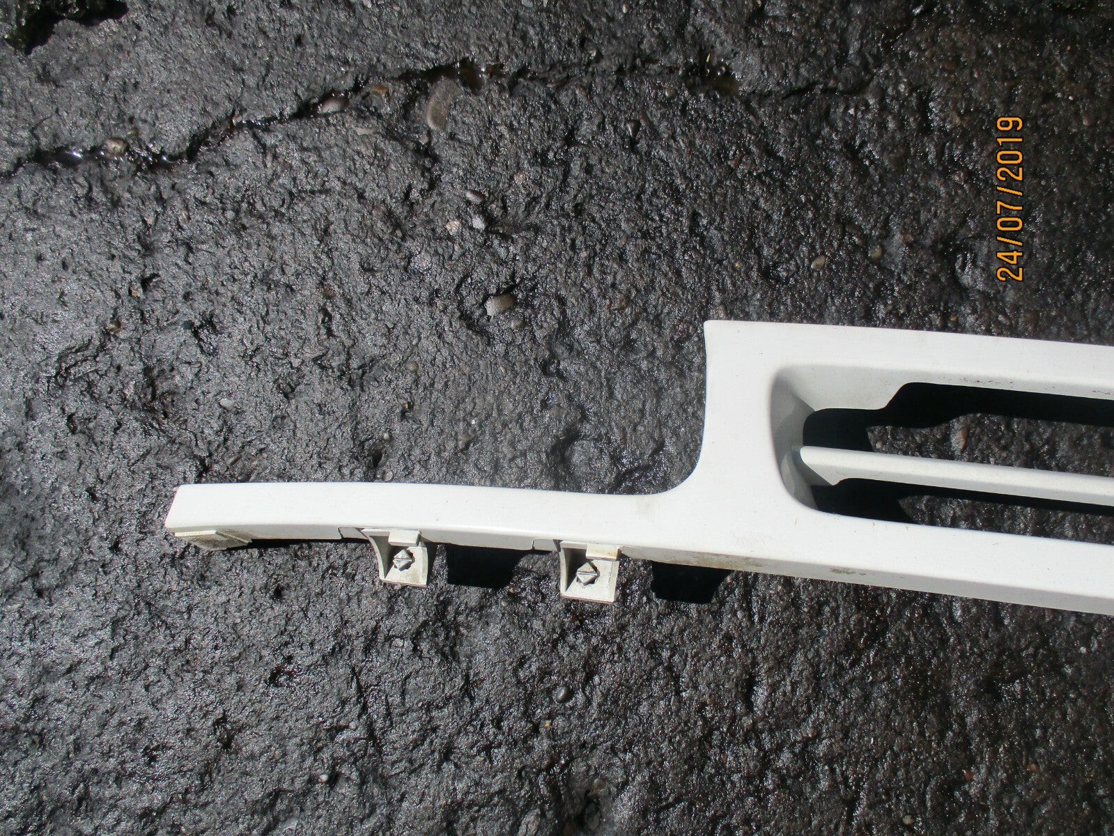 NISSAN MICRA MK3 FRONT BUMPER GRILL & EMBLEM BADGE WHITE