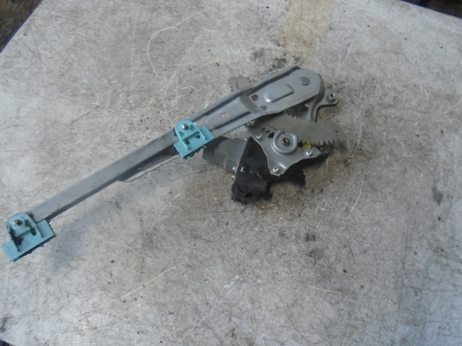 NISSAN JUKE 2015 MK1 OSR REAR DRIVERE SIDE WINDOW MOTOR REGULATOR
