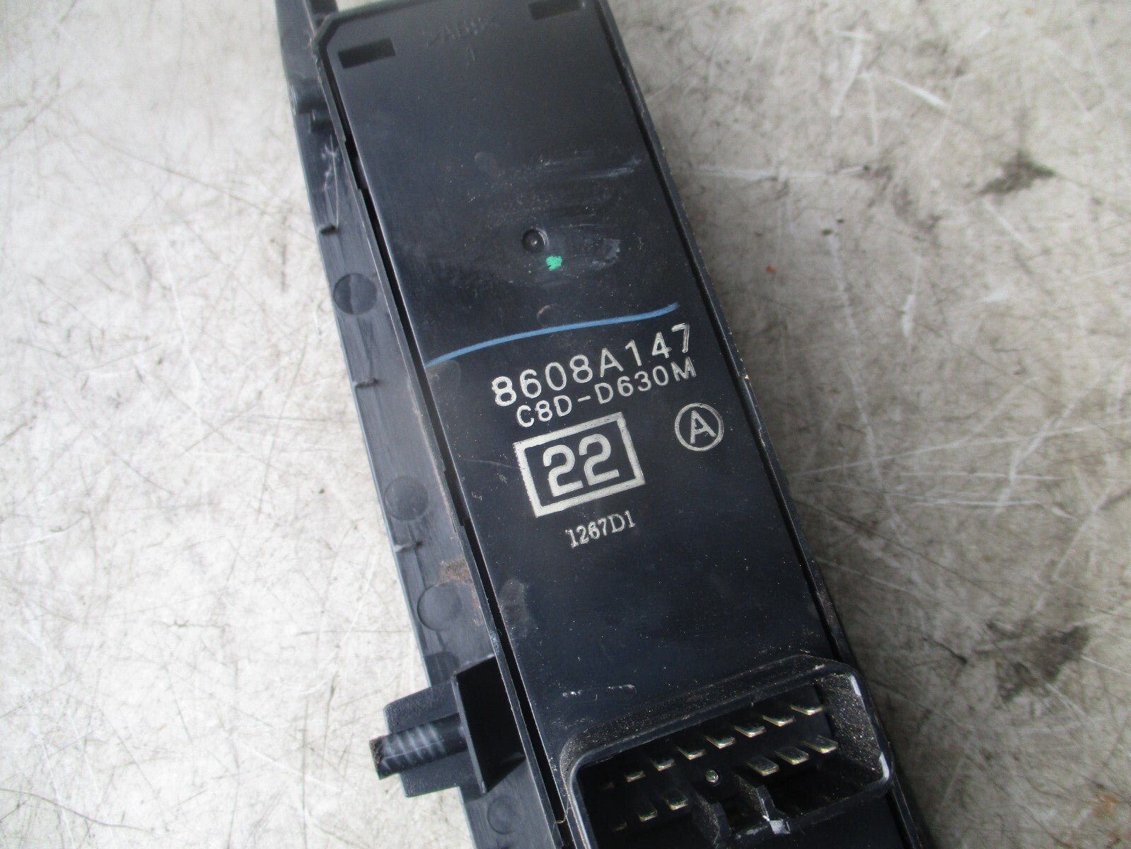 2008 MITSUBISHI OUTLANDER MK2 OSF DRIVER FRONT WINDOW CONTROL SWITCH 8608A147