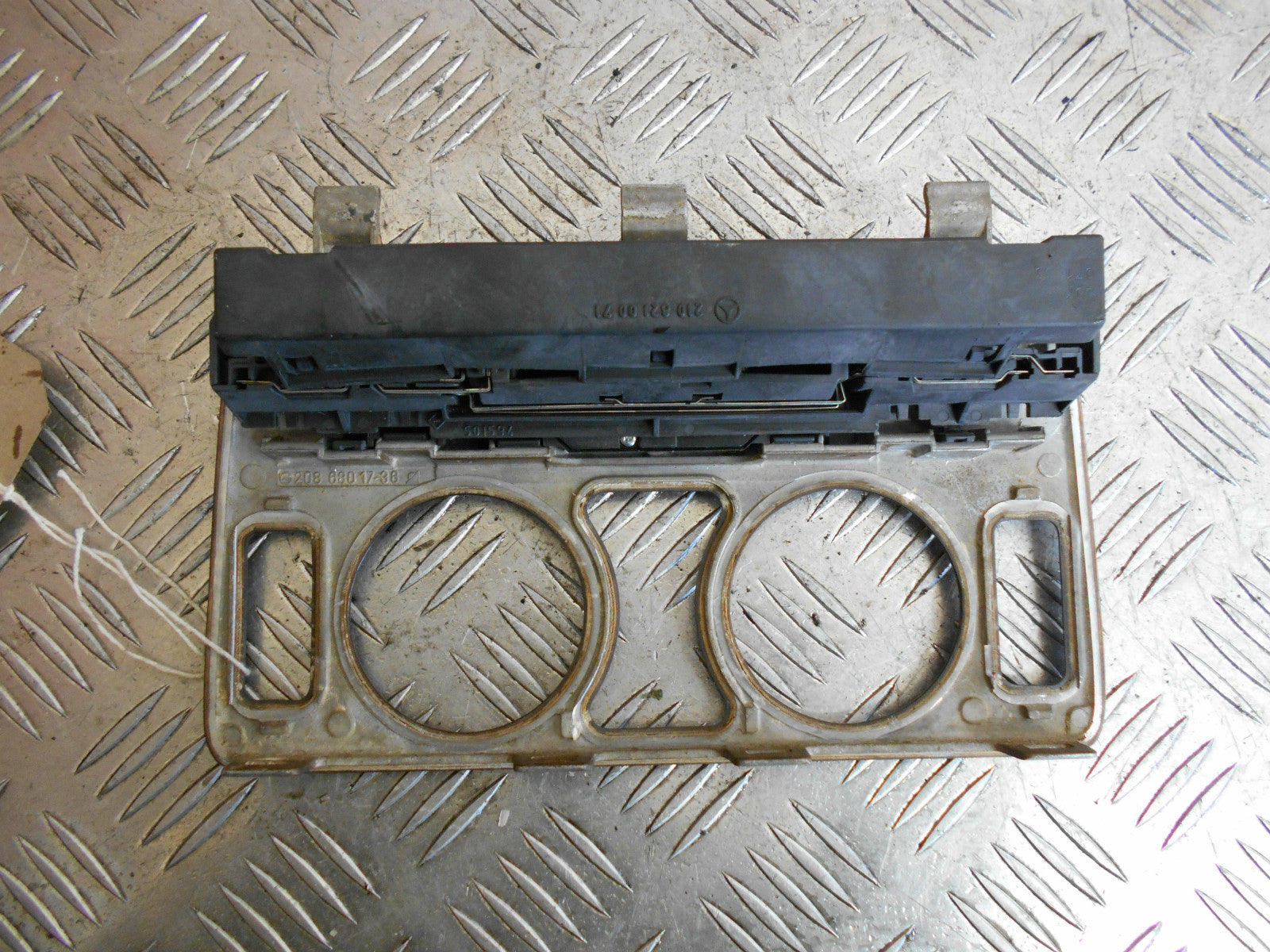 MERCEDES 2001 320 CLK HEATER UNIT SURROUND HAZARD DOOR LOCK ASSEMBLY 2108210071