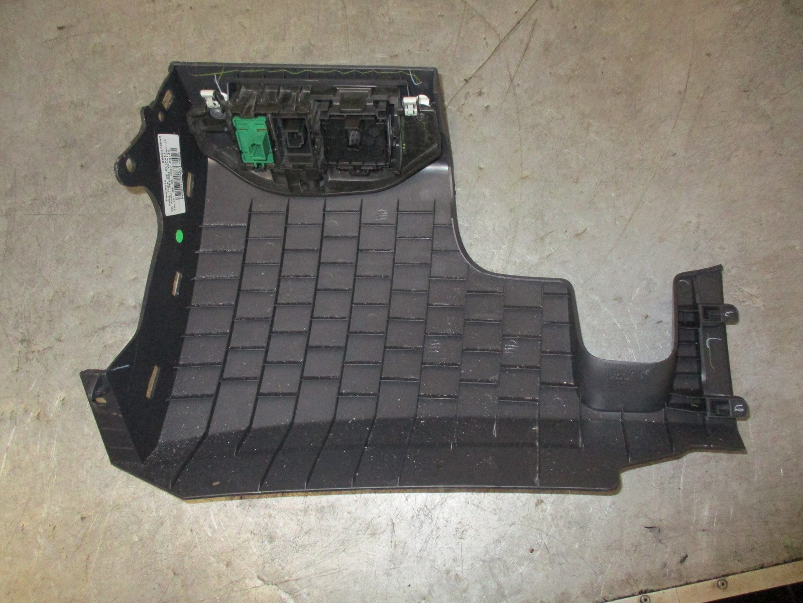 RENAULT CLIO X98 MK4 LOWER STEERING WHEEL TRIM 689217404R