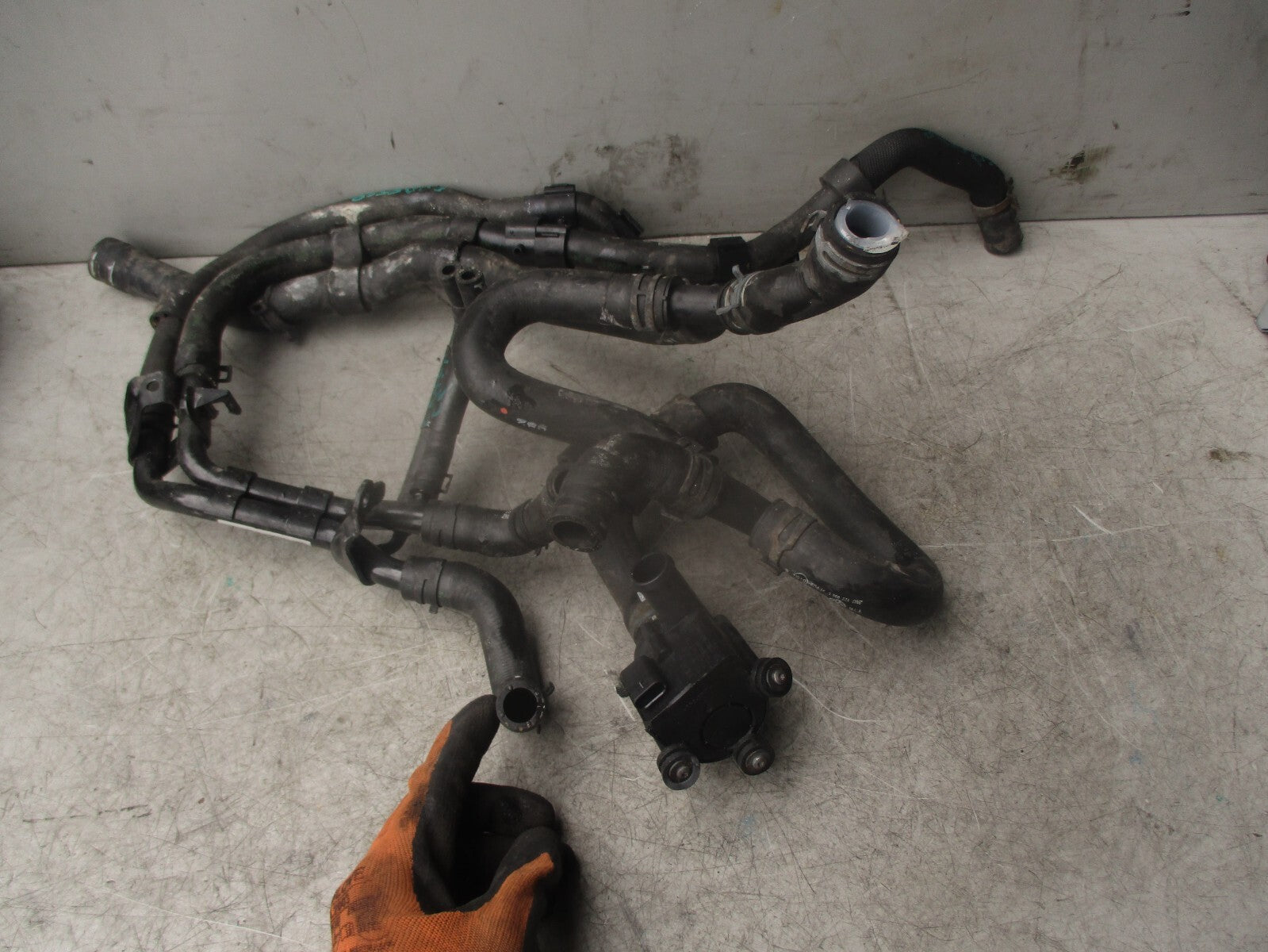 2021 VOLKSWAGEN CRAFTER MK2 2.0 DIESEL COOLANT HOSE & WATER PUMP 2N0121096BM