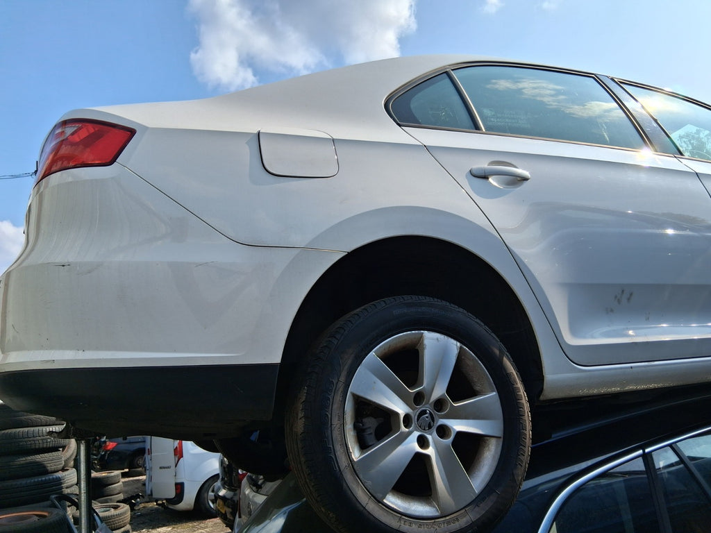 SEAT TOLEDO MK4 2018 HATCHBACK OSR DRIVER SIDE REAR QUARTER CANDY WHITE LF9E