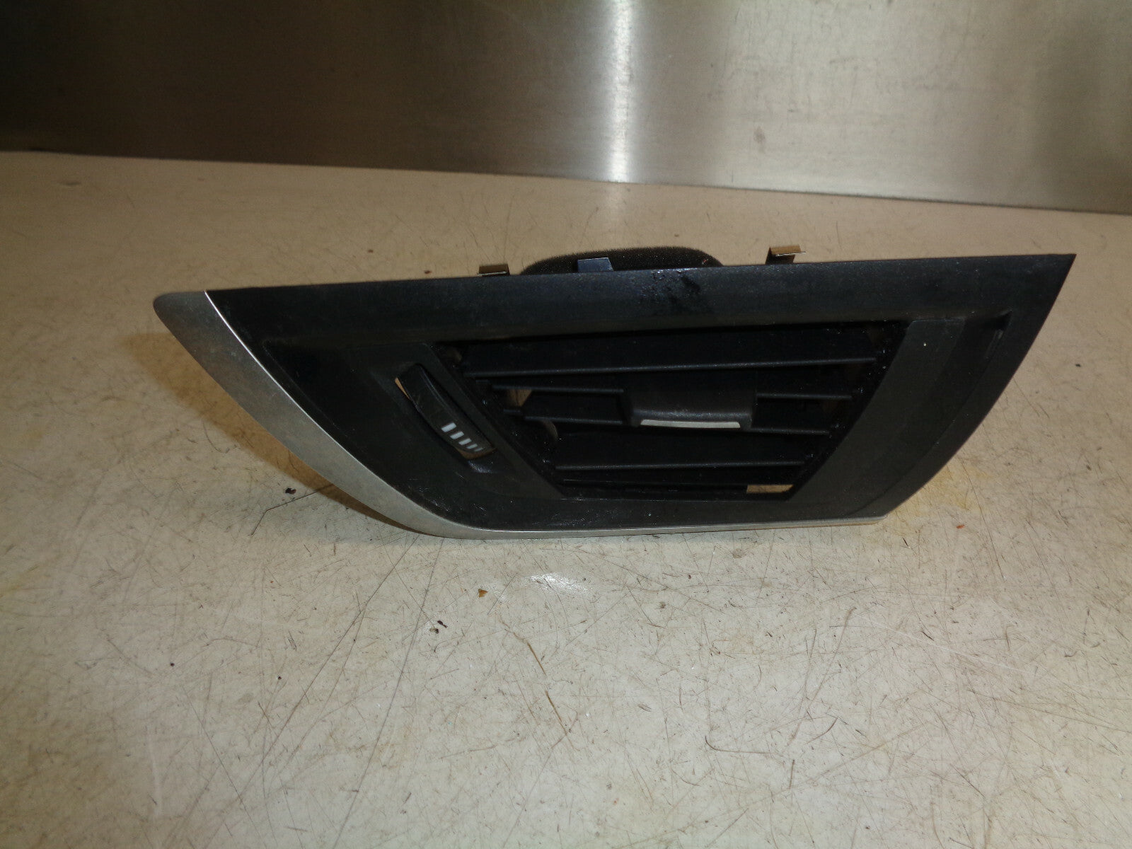 BMW 1 SERIES F20 2019 FRONT DASH PASSENGER SIDE AIR VENT 9205355