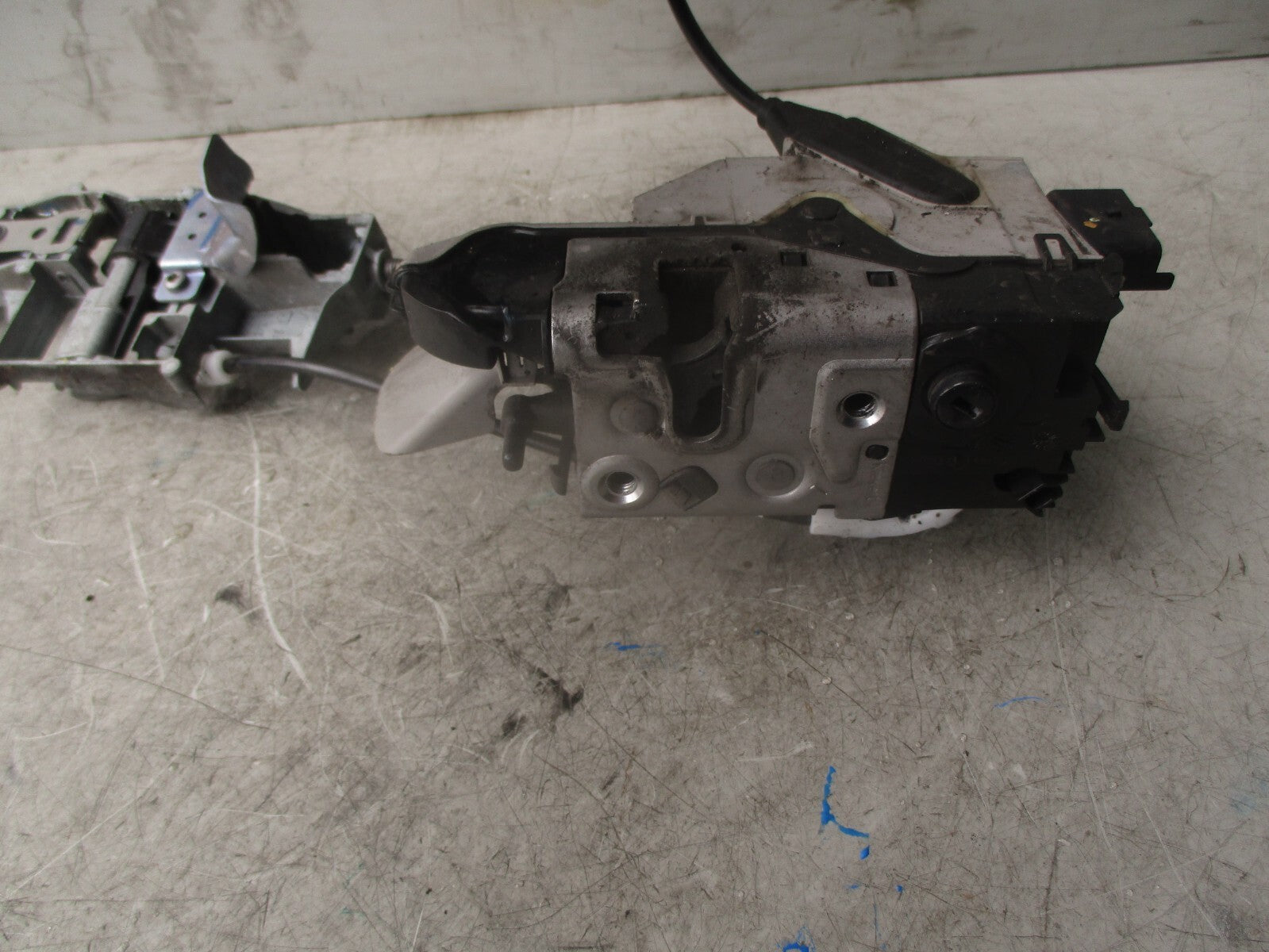 2015 PEUGEOT 208 5 DOOR NSF PASSENGER FRONT DOOR LOCK MECHANISM
