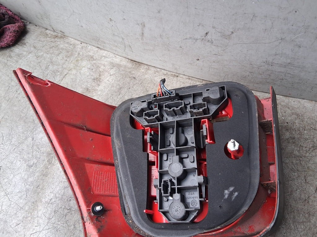 2002 VW VOLKSWAGEN GOLF MK4 NSR PASSENGER SIDE REAR LEFT TAIL LIGHT 1J6945095Q