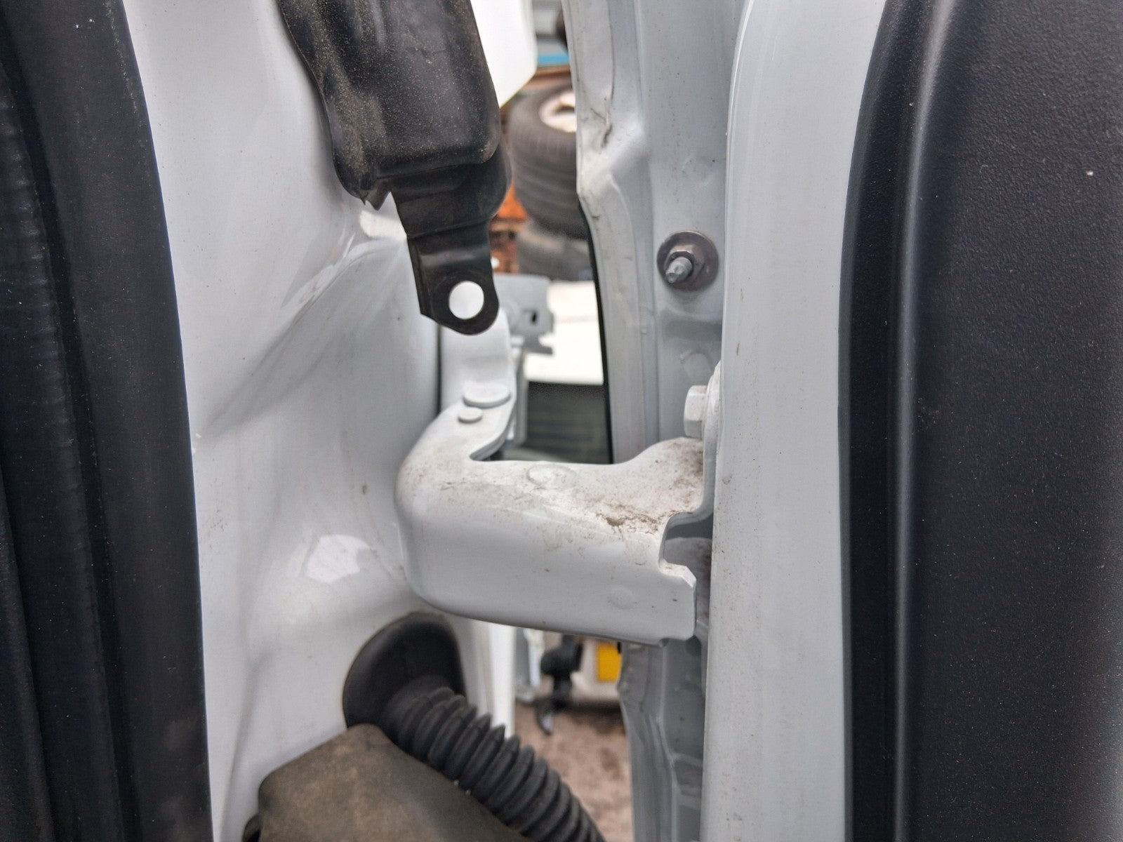 2024 RENAULT TRAFIC X82 MK3 OS DRIVER SIDE FRONT DOOR UPPER HINGE WHITE