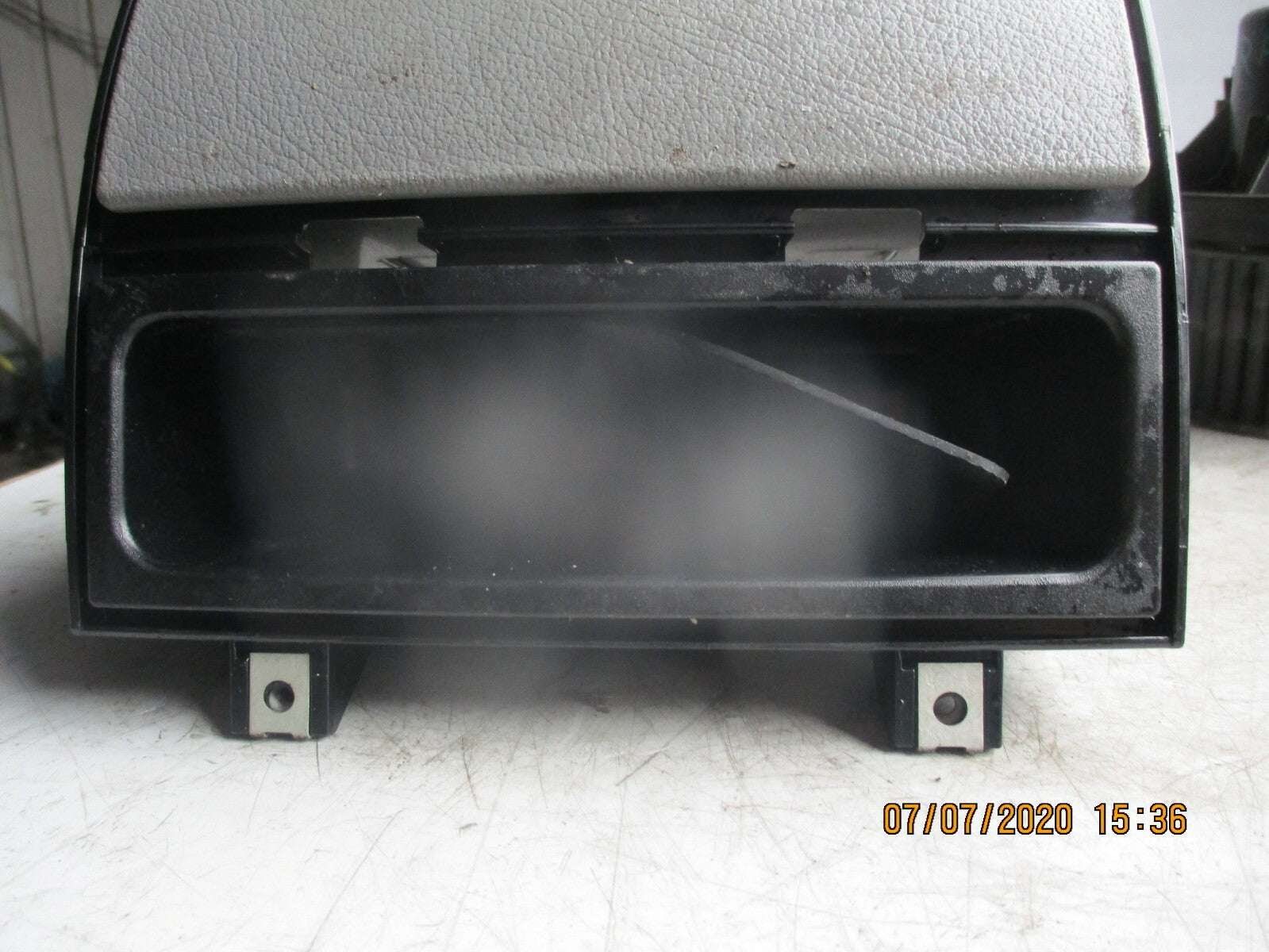VW VOLKSWAGEN 2015 CRAFTER MK1 CENTRE CONSOLE CUP HOLDER A906 689 00 47