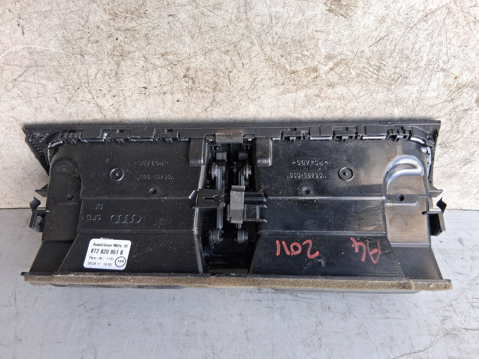 2011 AUDI A4 CENTRE DASHBOARD FRONT AIRVENT 8T2820951B