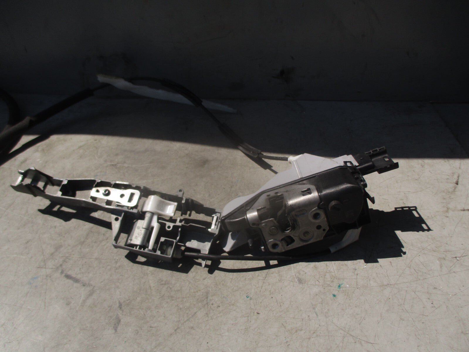 2016 CITROEN DS3 NSF PASSENGER FRONT DOOR LOCK MECHANISM WITH DOOR HANDLE A04963
