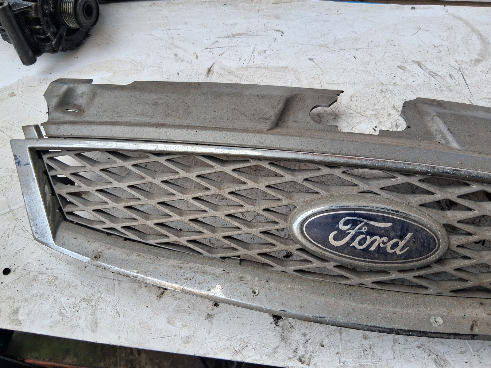 2005 FORD MONDEO MK3 FRONT BUMPER GRILL DAMAGED 6S718A133