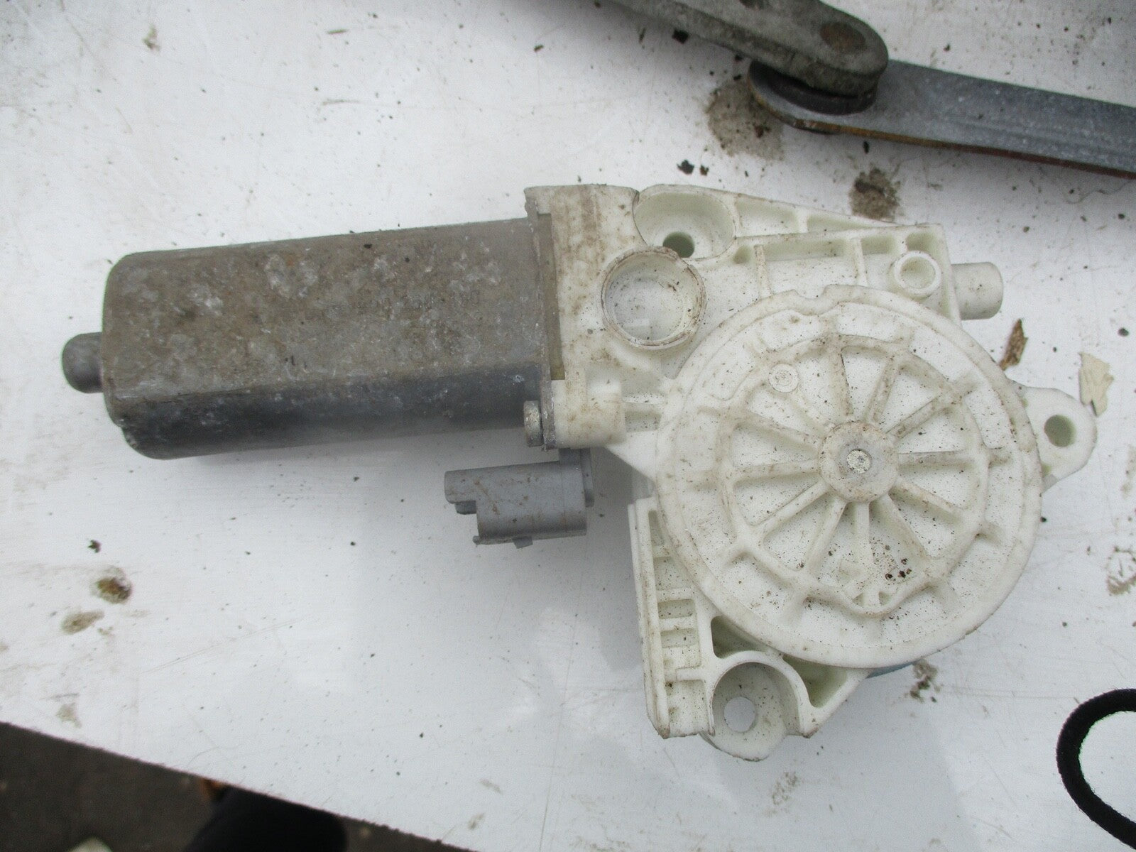 PEUGEOT 307 NSF PASSENGER LEFT FRONT WINDOW MOTOR 0 130 822 022