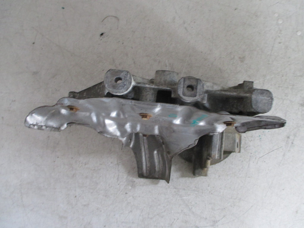 2013 VAUXHALL VIVARO ENGINE MOUNT BRACKET 8200798760