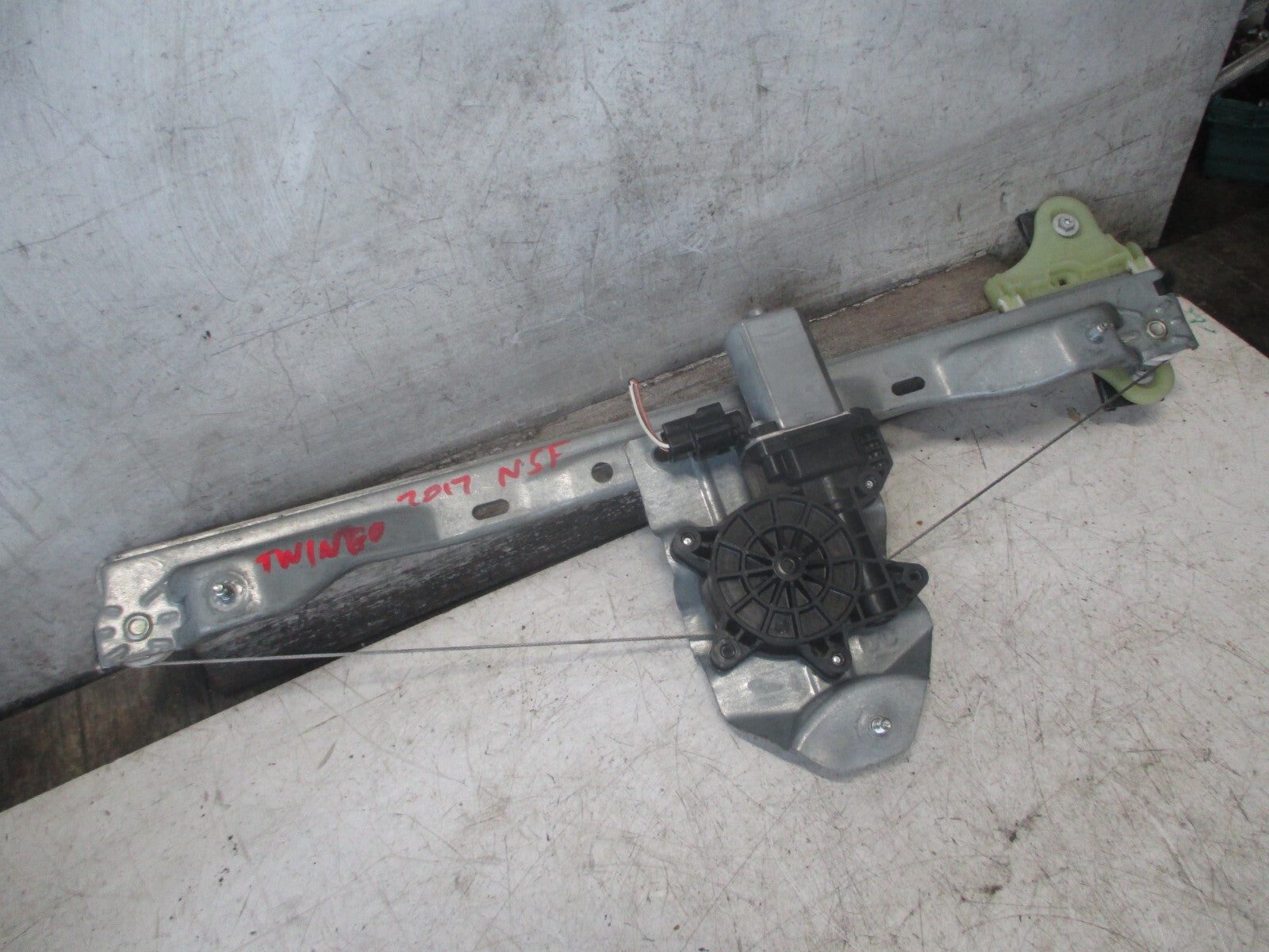 RENAULT TWINGO 2017 NSF PASSENGER SIDE FRONT WINDOW MOTOR REGULATOR 128001472