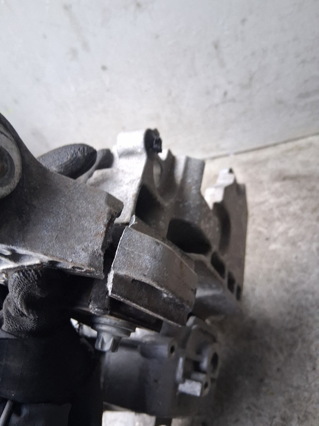 2021 MERCEDES A CLASS ENGINE MOUNT A2472401800