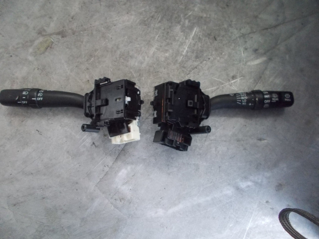 TOYOTA AVENSIS MK2 T250  WIPER STALKS/ INDICATOR ARMS