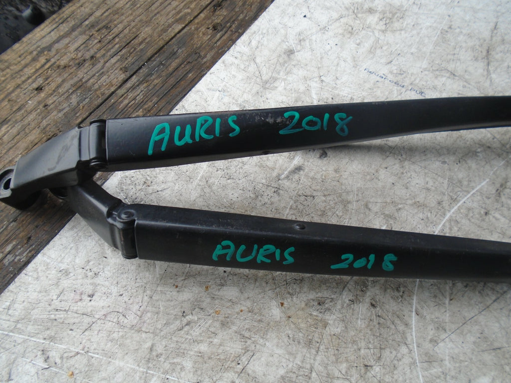 TOYOTA AURIS 2016 MK2 PAIR FRON WINDSCREEN WIPER ARMS