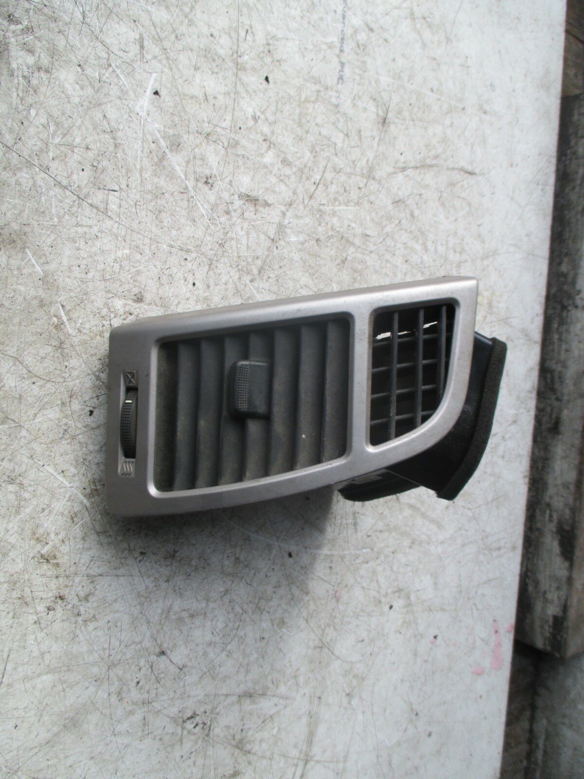 HYUNDAI I20 2016 MK2 NSF FRONT PASSENGER SIDE AIR VENT 974601J000