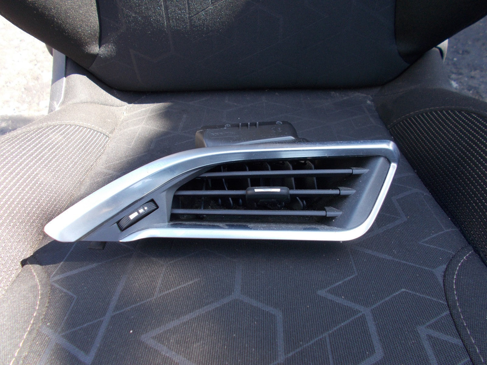 PEUGEOT 2008 OS DRIVER SIDE AIR VENT 1089170X