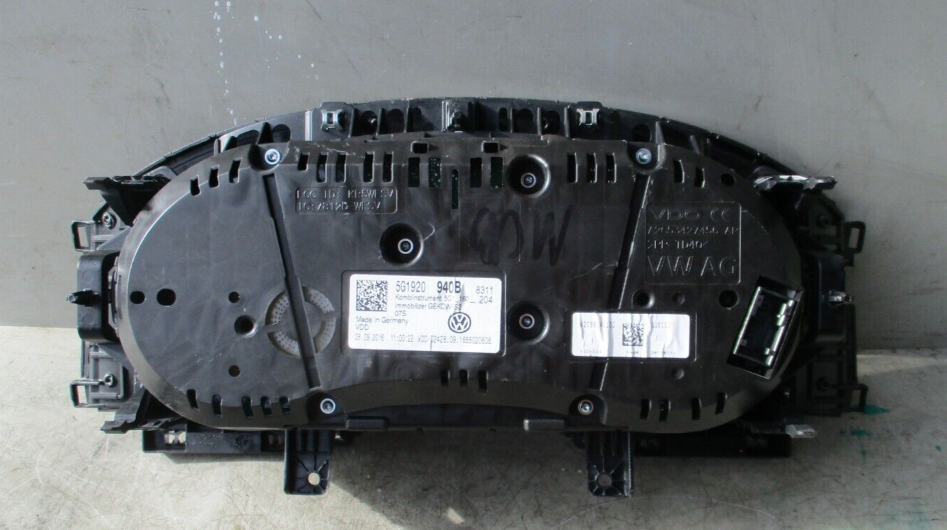 VW VOLGSWAGEN GOLF SPEEDOMETER INSTRUMENT CLUSTER 5G1920940B