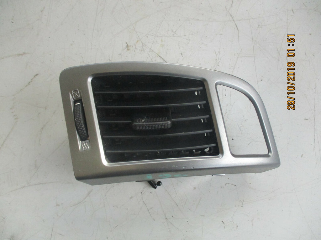 HYUNDAI i20 PB MK1 OS DRIVER SIDE DASHBOARD RIGHT SIDE FRONT AIR VENT 974801J010